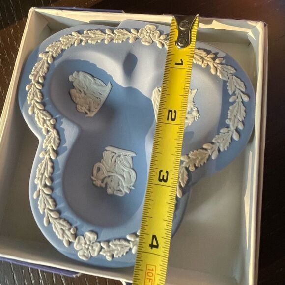 Wedgwood Blue Jasper Vintage Clover Shaped Trinket Dish in Original Box - Picture 9 of 14